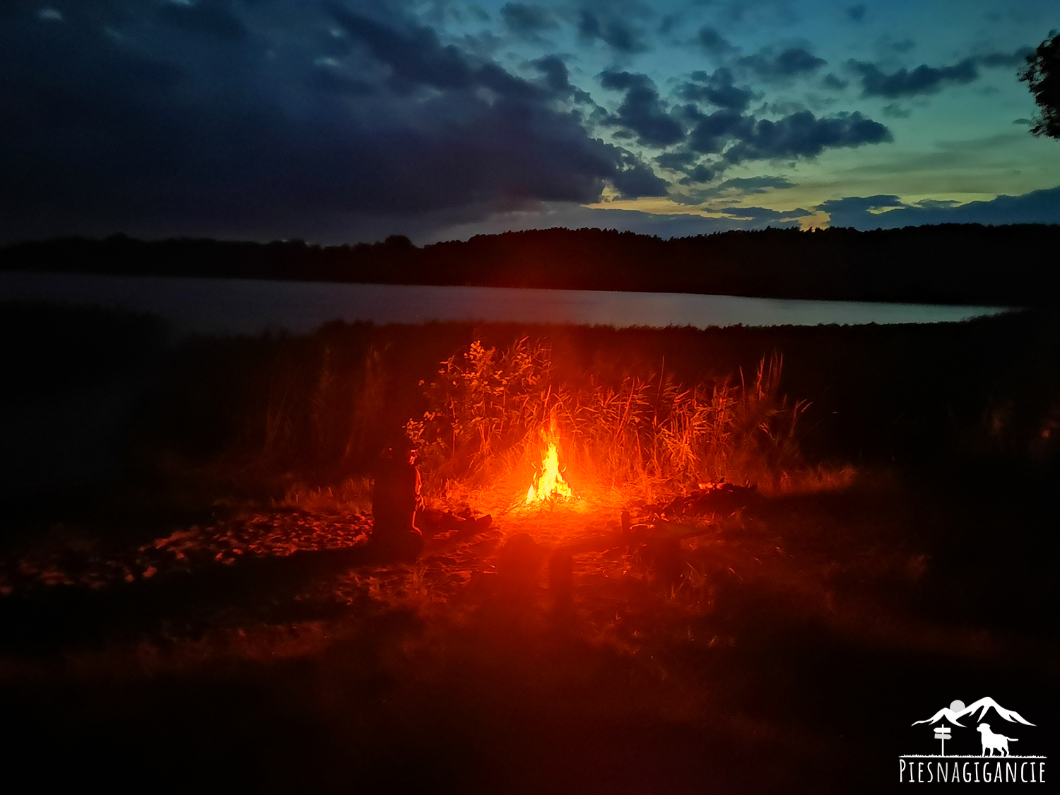 ognisko nad jeziorem